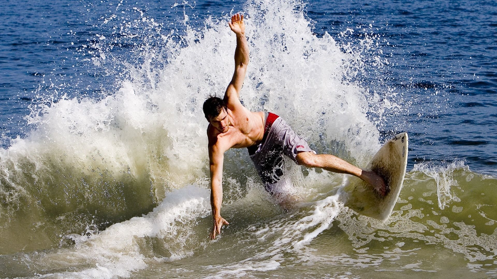 “英超奋勇拼搏,比赛节奏紧凑精彩”,英超的比赛