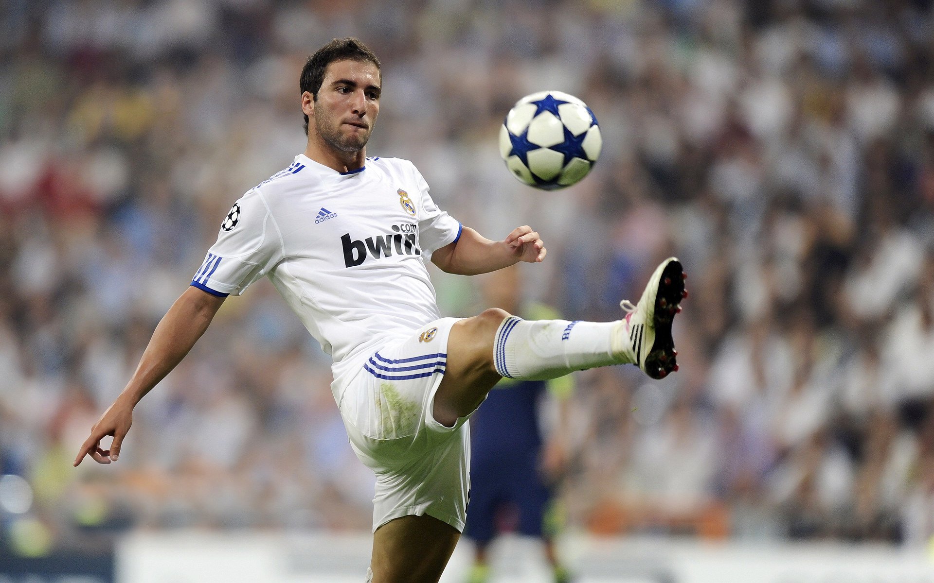 亚洲足球联赛中，某队实力强劲，轻松获胜，亚洲足球2021