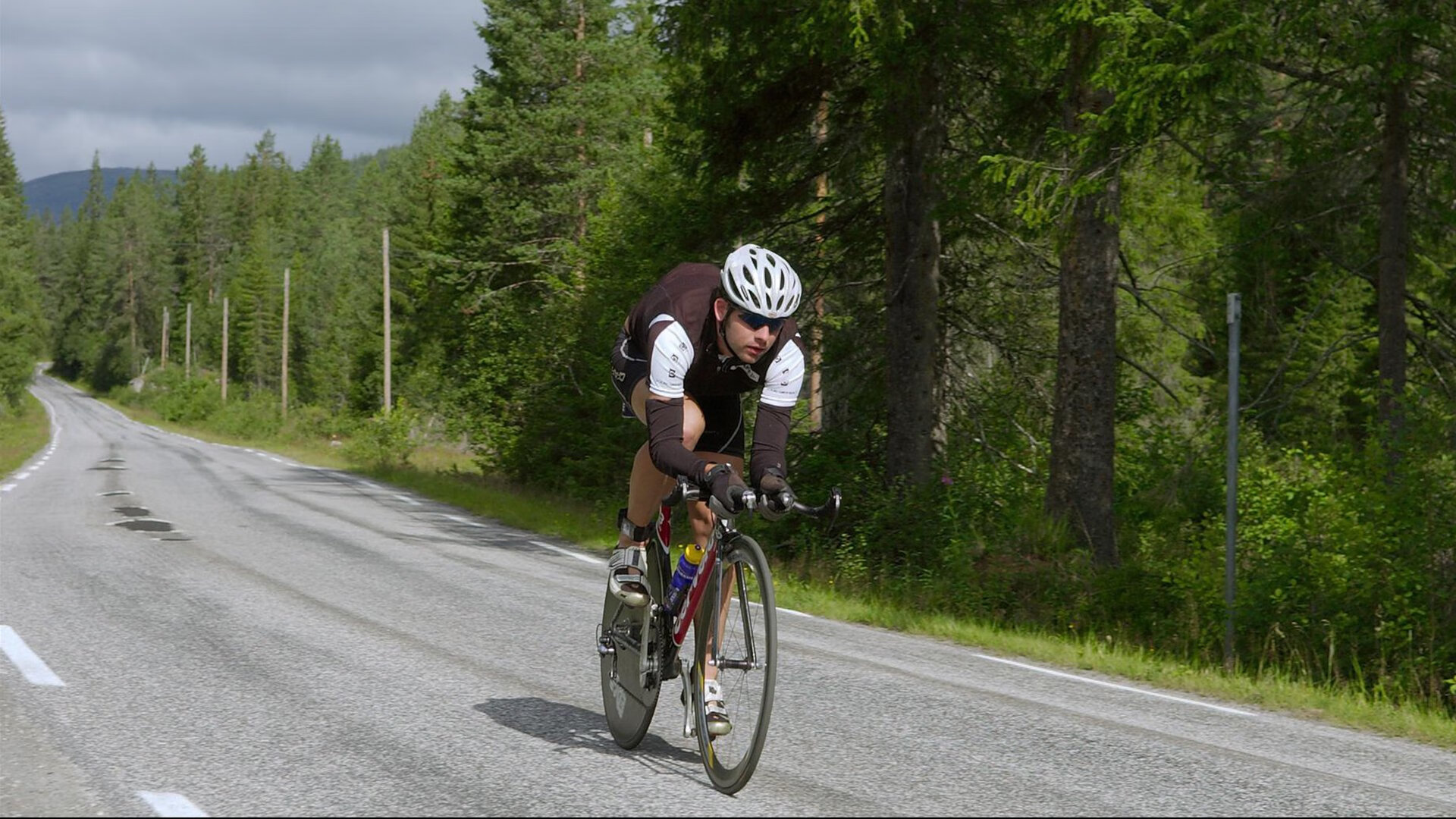 意外拳击裁判被指误判引风波，拳击误伤裁判视频